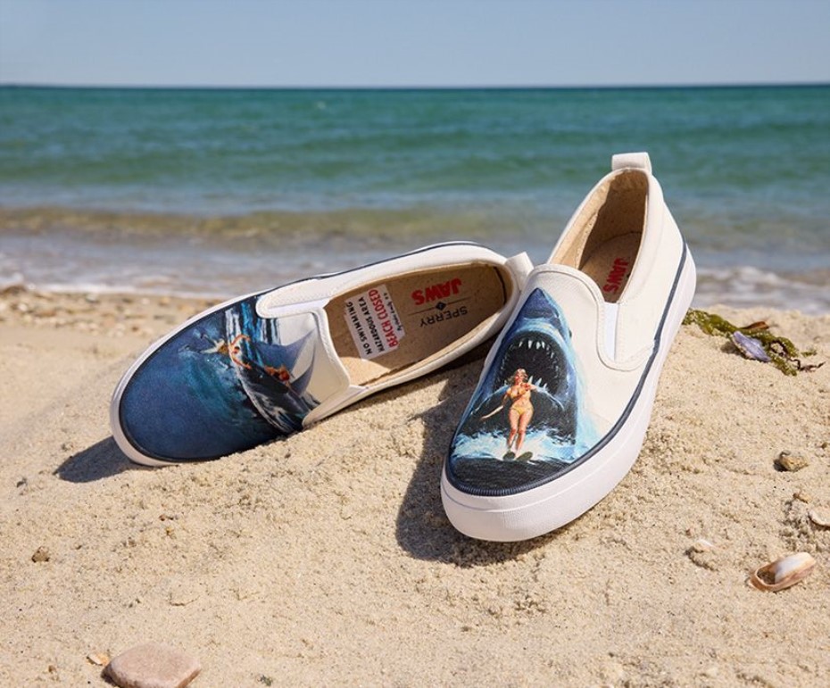 Sperry X Mandíbulas Crest Twin Gore Poster Slip On Sneakers Blanco Sperry